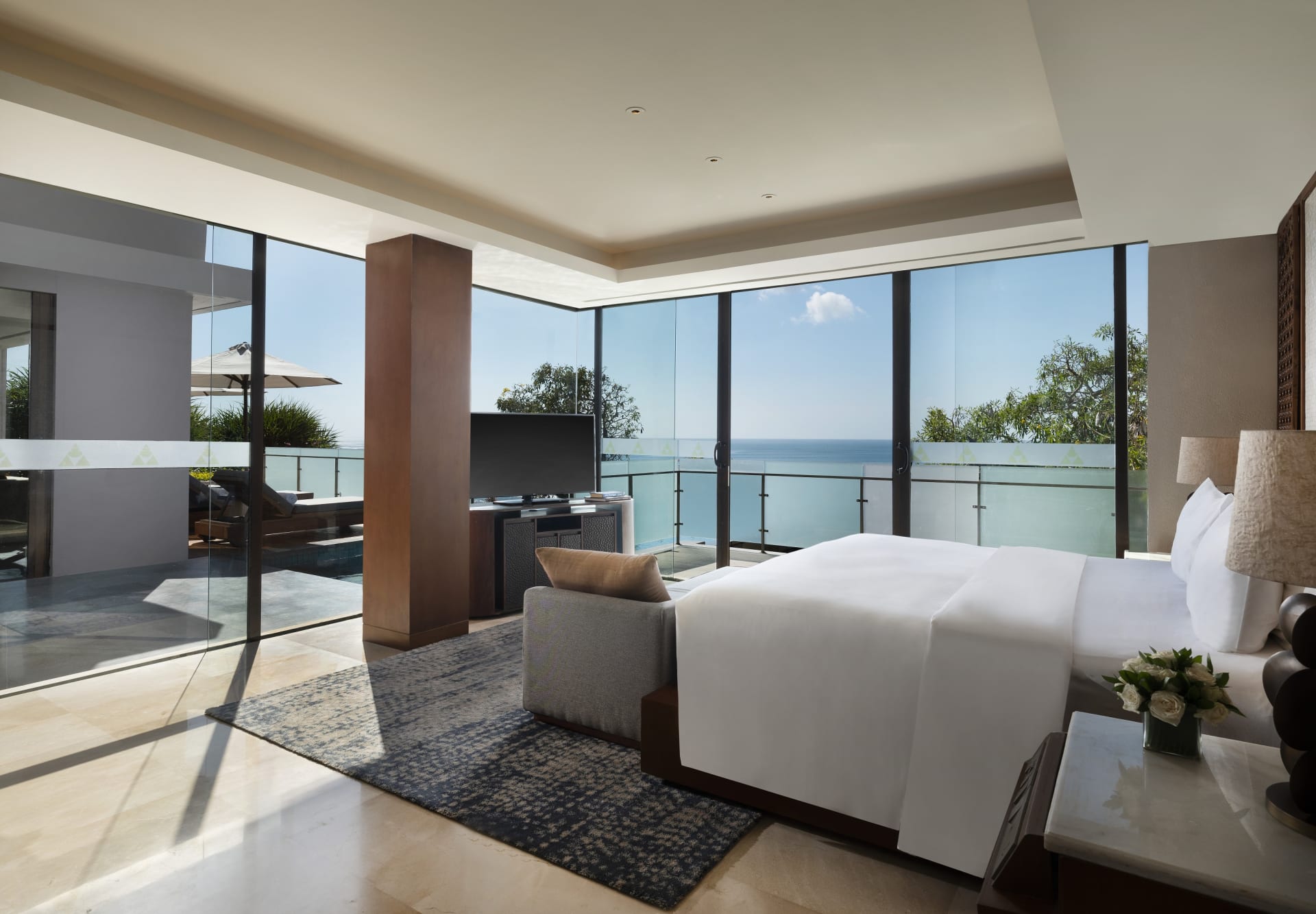 anantara_uluwatu_bali_resort_guest_room_three_bedroom_ocean_front_pool_villa_master_bedroom (1)